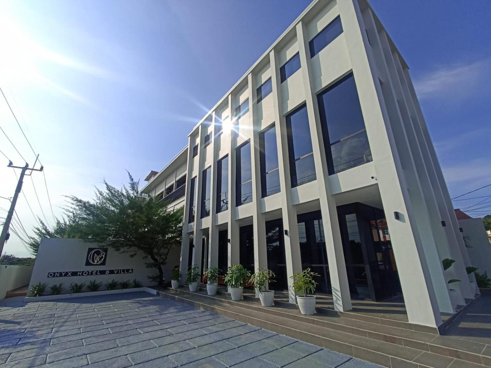 Onyx Hotel & Villa Tanjunguban Exterior foto